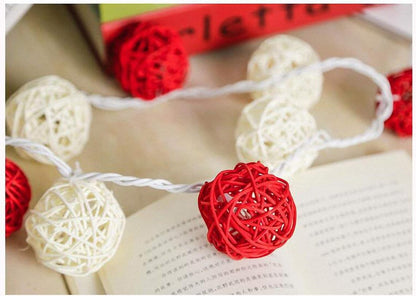 1 Set of Red and White 5cm Rattan Cane 50 Ball Battery Powered LONG 5m String Lights Christmas Gift Home Wedding Party Bedroom Decoration Table Centrepiece