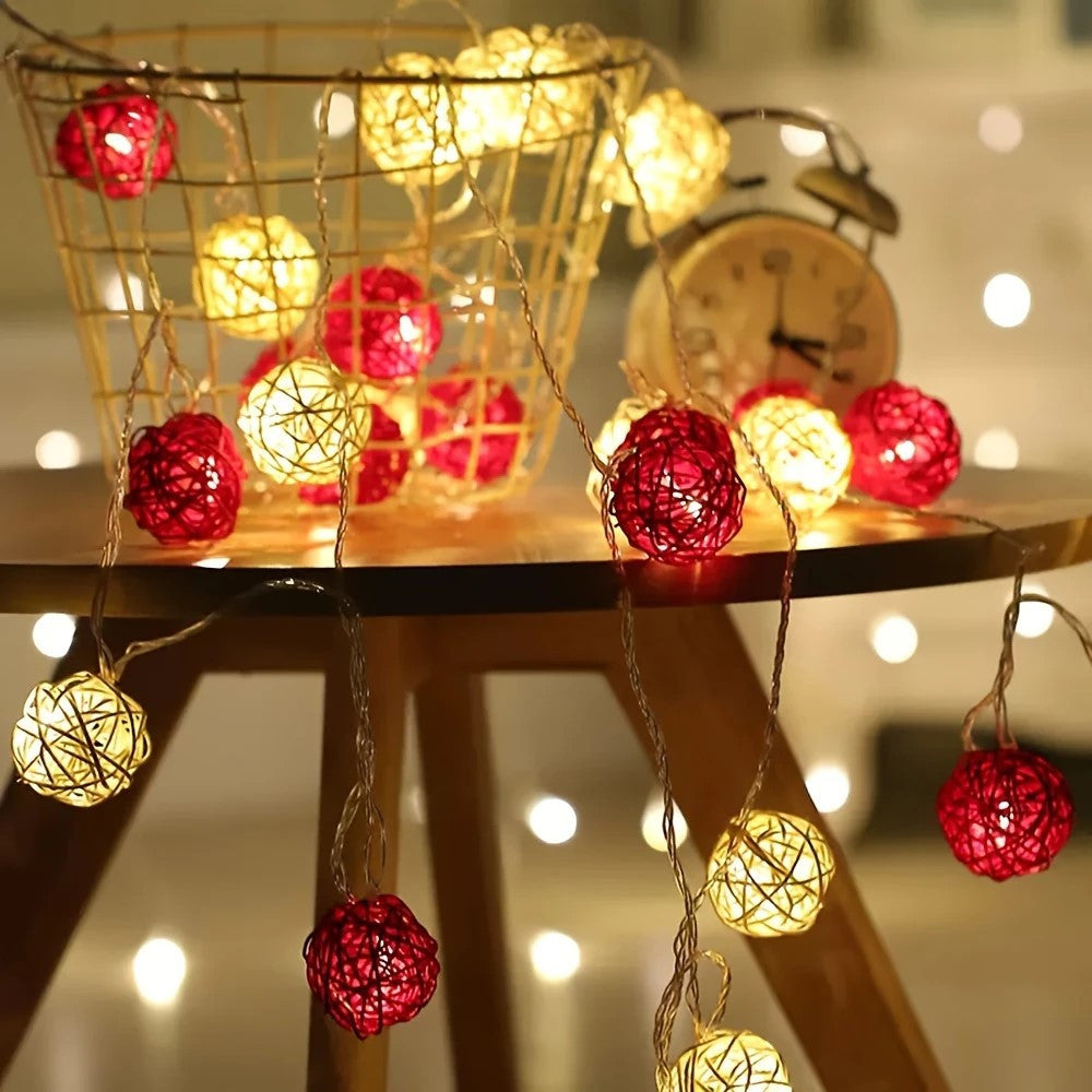 1 Set of Red and White 5cm Rattan Cane 50 Ball Battery Powered LONG 5m String Lights Christmas Gift Home Wedding Party Bedroom Decoration Table Centrepiece
